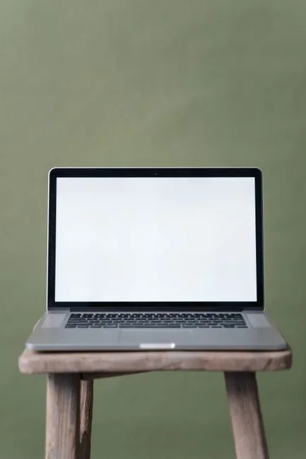 Un bureau élégant équipé de produits Apple : iMac, MacBook et iPad.